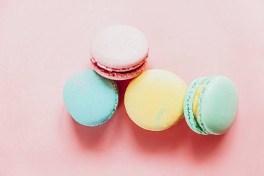 Tatlı badem rengi pembe mavi yeşil badem kurabiyesi ya da modayı takip eden pembe pastaya izole edilmiş badem kurabiyesi. Fransız kurabiyesi. Asgari gıda fırını konsepti. Düz görünüm kopyalama alanı