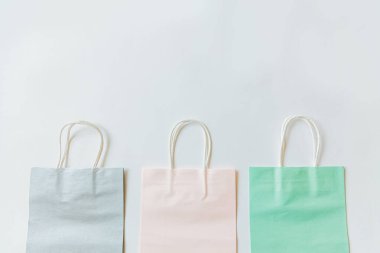 Basit bir tasarım. Beyaz arka planda üç tane izole edilmiş alışveriş çantası. İnternetten ya da alışveriş merkezinden alışveriş konsepti. Kara Cuma Noel sezonu indirimi. Düz görünüm fotokopi alanı maketi