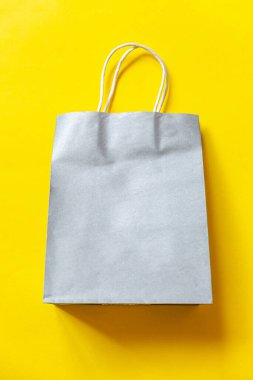 Sarı arka planda çok az tasarım alışveriş çantası var. İnternetten ya da alışveriş merkezinden alışveriş konsepti. Kara Cuma Noel sezonu indirimi. Düz görünüm fotokopi alanı maketi