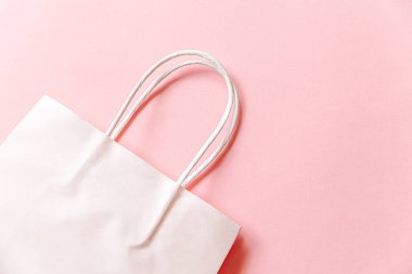 Pembe pastel arka planda izole edilmiş tasarım çantası. İnternetten ya da alışveriş merkezinden alışveriş konsepti. Kara Cuma Noel sezonu indirimi. Düz görünüm fotokopi alanı maketi