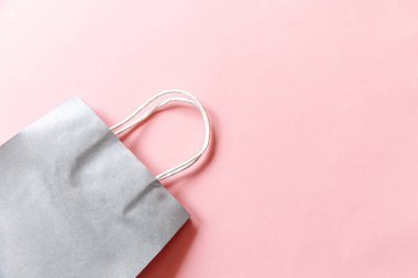 Pembe pastel arka planda izole edilmiş tasarım çantası. İnternetten ya da alışveriş merkezinden alışveriş konsepti. Kara Cuma Noel sezonu indirimi. Düz görünüm fotokopi alanı maketi