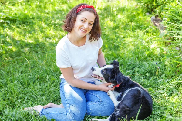 Lächelnde Junge Attraktive Frau Spielt Mit Süßen Hundewelpen Border Collie — Stockfoto