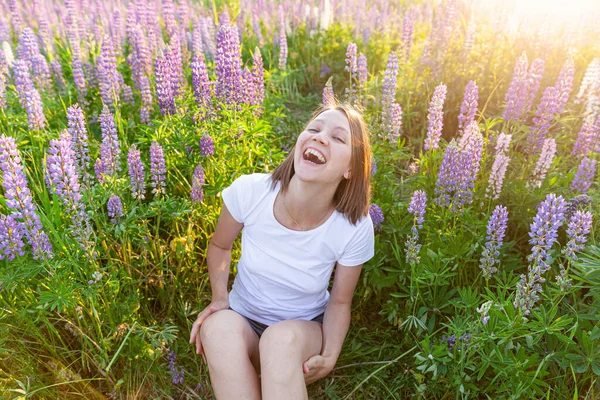 Šťastná Dívka Usmívá Venku Krásná Mladá Brunete Žena Odpočívající Letním — Stock fotografie
