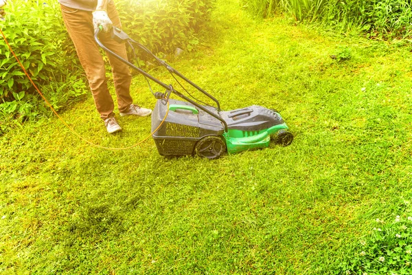 Homem Cortando Grama Verde Com Cortador Grama Quintal Jardinagem País — Fotografia de Stock