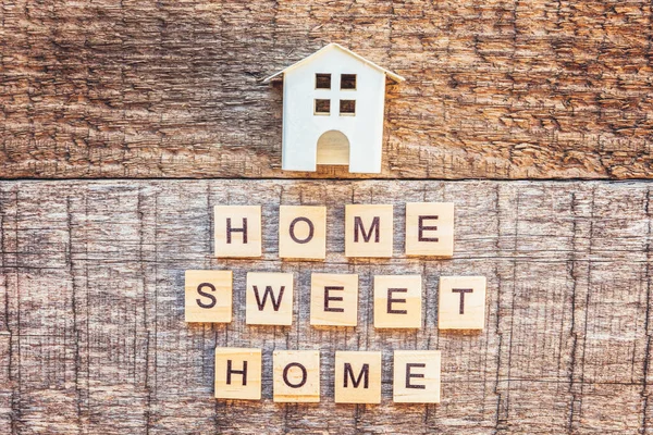 Miniaturowy Domek Napisem Home Sweet Home Litery Słowo Drewnianym Tle — Zdjęcie stockowe