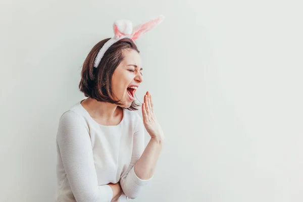 Glad Påsk Firande Våren Koncept Ung Kvinna Bär Kanin Öron — Stockfoto