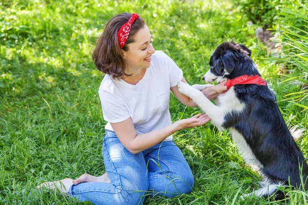 Lachende Jonge Aantrekkelijke Vrouw Spelen Met Schattige Puppy Hond Grens — Stockfoto