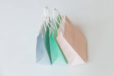 Basit bir tasarım. Beyaz arka planda üç tane izole edilmiş alışveriş çantası. İnternetten ya da alışveriş merkezinden alışveriş konsepti. Kara Cuma Noel sezonu indirimi. Düz görünüm fotokopi alanı maketi