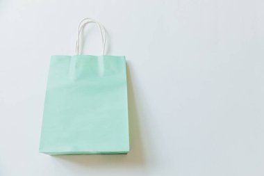 Beyaz arka planda çok az tasarım alışveriş çantası var. İnternetten ya da alışveriş merkezinden alışveriş konsepti. Kara Cuma Noel sezonu indirimi. Düz görünüm fotokopi alanı maketi