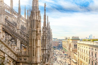 Milano Katedrali Duomo di Milano 'nun çatısında Gotik kuleler ve beyaz mermer heykeller var. Milano, Lombardia, İtalya 'daki bir numaralı turistik ilgi merkezi. Eski Gotik mimari ve sanatın geniş açı görüntüsü