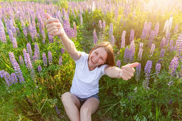 Menina Feliz Sorrindo Livre Linda Jovem Morena Descansando Campo Verão — Fotografia de Stock