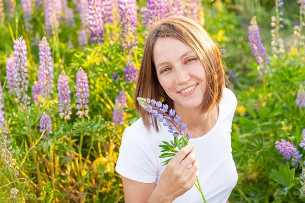 Šťastná Dívka Usmívá Venku Krásná Mladá Brunete Žena Odpočívající Letním — Stock fotografie