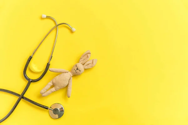 Simpelweg Minimale Ontwerp Speelgoed Konijn Medische Apparatuur Stethoscoop Geïsoleerd Gele — Stockfoto