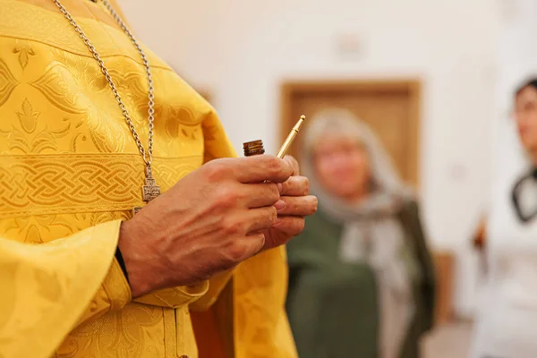 Ortodoxa Kyrkan Kristendomen Präst Händer Som Håller Olja För Smörjelse — Stockfoto