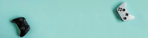 Белый Черный Два Джойстика Геймпада Игровая Консоль Изолирована Голубом Фоне — стоковое фото