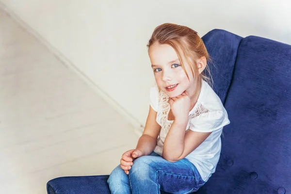 Menina Doce Jeans Camiseta Branca Sentado Cadeira Azul Aconchegante Moderno — Fotografia de Stock