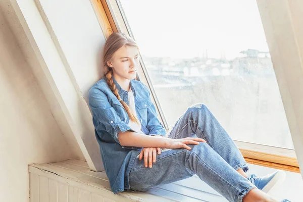 Ung Söt Tonåring Flicka Jeans Jeans Jacka Och Vit Shirt — Stockfoto