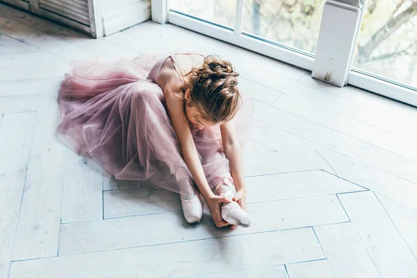 댄서의 수업에 분홍색 치마를 아름다운 발레리나가 근처에 점박이 신발을 — 스톡 사진