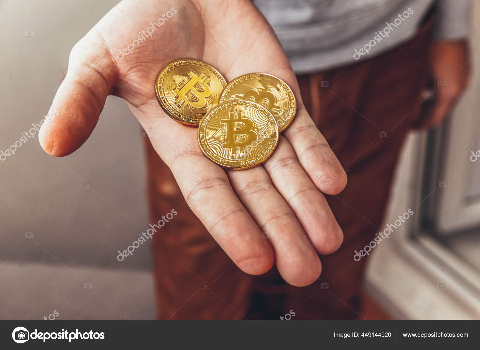 손에는 비트코인 동전이 뱅킹과 네트워크 결제를 전자가 돈입니다 화폐의 — 스톡 에디토리얼 사진 © Luljo #449144920