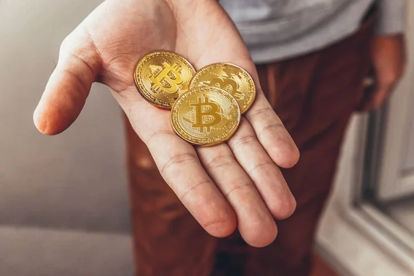 Człowiek Trzyma Kryptowaluta Złota Bitcoin Elektroniczne Wirtualne Pieniądze Bankowość Internetową — Zdjęcie stockowe