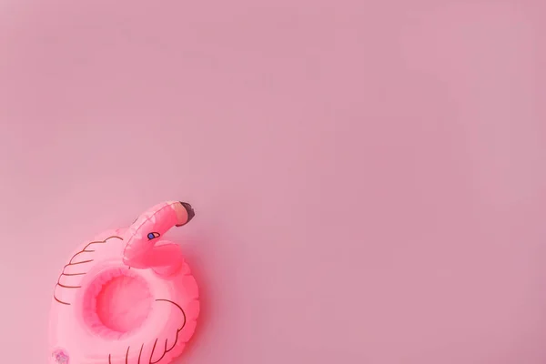 Летняя Пляжная Композиция Просто Минималистичный Дизайн Инфракрасным Фламинго Изолированным Розовом — стоковое фото