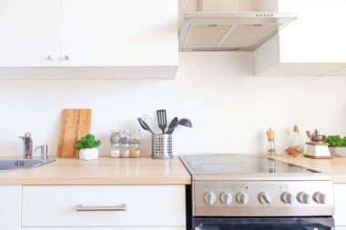 İskandinav klasik minimalist mutfak, beyaz ve ahşap detaylar. Modern beyaz mutfak çağdaş tarz iç tasarım