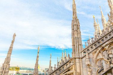 Milano Katedrali Duomo di Milano 'nun çatısında Gotik kuleler ve beyaz mermer heykeller var. Milano, Lombardia, İtalya 'daki bir numaralı turistik ilgi merkezi. Eski Gotik mimari ve sanatın geniş açı görüntüsü.