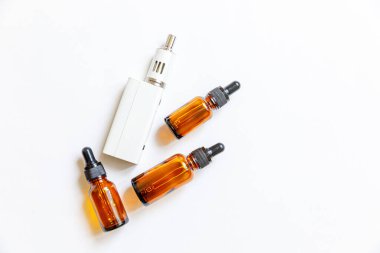 Vaping cihazı elektronik sigara ve beyaz arka planda izole edilmiş sıvı şişeler. Alternatif sigara içmek için bir cihaz. Vaping dükkanı konsepti. Vaper için Gadget. Buhar aksesuarları