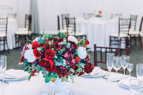 Juego Mesa Elegante Para Cena Con Composición Floral Restaurante Fondo —  Fotos de Stock