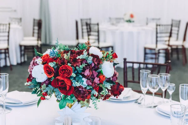 Mesa Chique Conjunto Para Jantar Com Composição Flores Restaurante Fundo — Fotografia de Stock