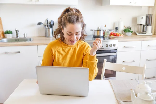 Mobiel Kantoor Thuis Een Jonge Vrouw Die Thuis Keuken Werkt — Stockfoto