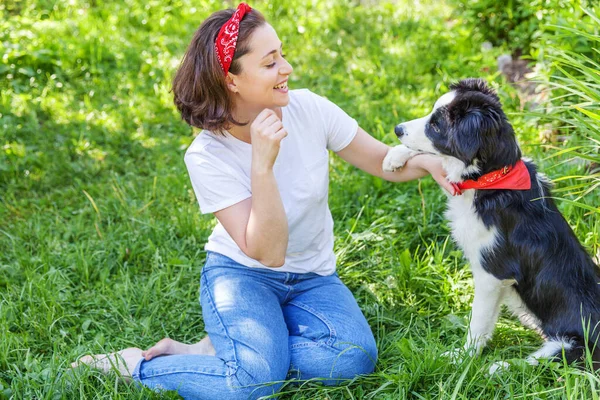 Lachende Jonge Aantrekkelijke Vrouw Spelen Met Schattige Puppy Hond Grens — Stockfoto