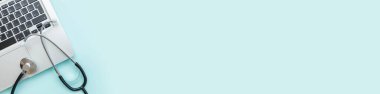 Stetoskop klavye dizüstü bilgisayarı mavi arkaplanda izole edilmiş. Modern tıbbi bilgi teknolojisi, yazılımlar konsepti geliştirir. Bilgisayar ve cihaz kontrolü ve onarımı. Düz görünüm pankartı yatıyordu