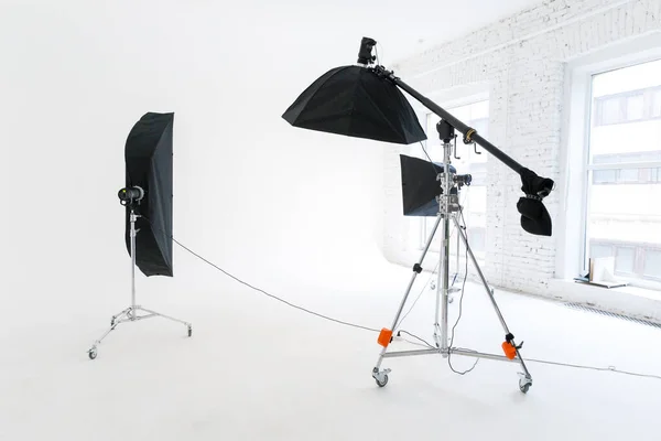 Puste Studio Fotograficzne Sprzętem Oświetleniowym Wnętrze Miejsca Pracy Fotografa Profesjonalnym — Zdjęcie stockowe