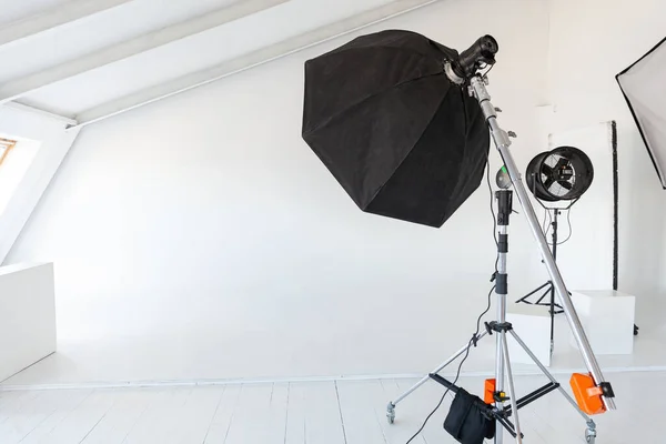 Leeres Fotostudio Mit Beleuchtungsanlage Innenausstattung Des Fotografenarbeitsplatzes Mit Professionellem Werkzeugset — Stockfoto