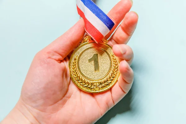 Simpelweg Plat Ontwerp Hand Holding Winnaar Kampioen Gouden Trofee Medaille — Stockfoto