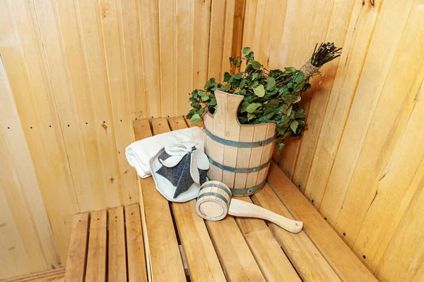 Detalles interiores Sauna finlandesa baño de vapor con accesorios de sauna tradicionales lavabo escoba de abedul escoba toalla de fieltro. Tradicional antigua casa de baños rusa SPA Concepto. Relajarse pueblo rural concepto de baño. —  Fotos de Stock