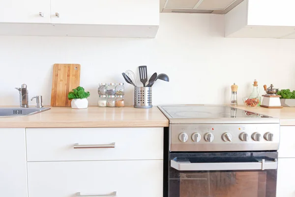 Cocina minimalista clásica escandinava con detalles en blanco y madera. Cocina blanca moderna limpio diseño de interiores de estilo contemporáneo. —  Fotos de Stock