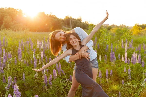 Jovem Mãe Abraçando Seu Filho Livre Mulher Adolescente Campo Verão — Fotografia de Stock