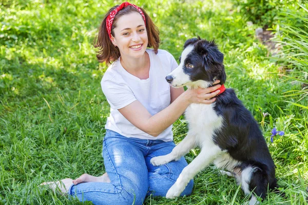 Lächelnde Junge Attraktive Frau Spielt Mit Süßen Hundewelpen Border Collie — Stockfoto