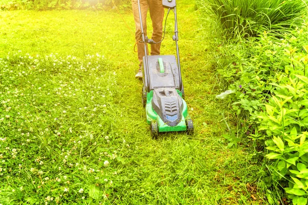 Homem Cortando Grama Verde Com Cortador Grama Quintal Jardinagem País — Fotografia de Stock