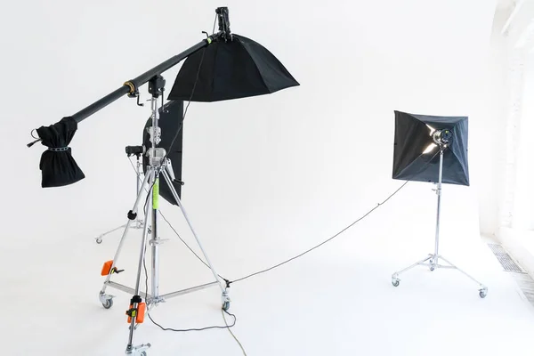 照明器具で空の写真スタジオ プロのツールセットギアで写真家の職場のインテリア フラッシュライト スタジオ撮影の準備ができて白い背景シーン 現代の写真スタジオ — ストック写真