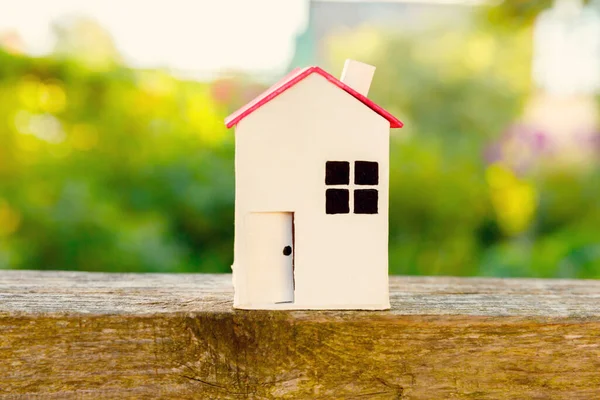 Miniaturowy Biały Model Domu Zabawki Drewnianym Tle Pobliżu Zielonego Tła — Zdjęcie stockowe