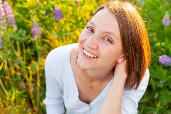 Menina Feliz Sorrindo Livre Linda Jovem Morena Descansando Campo Verão — Fotografia de Stock