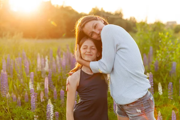 Jovem Mãe Abraçando Seu Filho Livre Mulher Adolescente Campo Verão — Fotografia de Stock