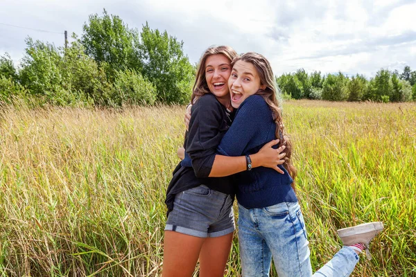 Nyaralás Nyaralás Boldog Emberek Koncepció Csoport Két Lány Barátok Nővérek — Stock Fotó