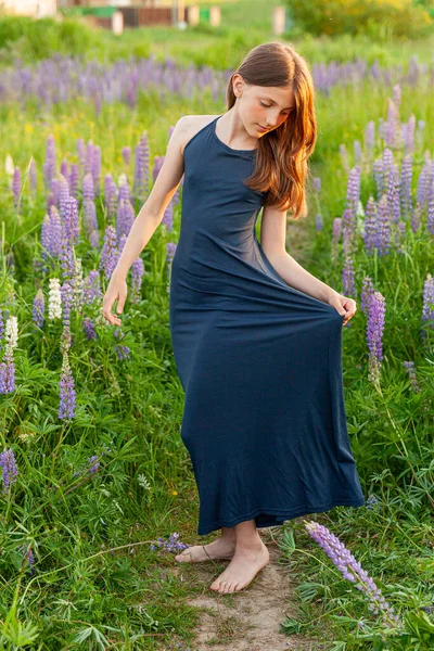 Feliz Adolescente Sonriendo Aire Libre Hermosa Joven Mujer Adolescente Descansando — Foto de Stock