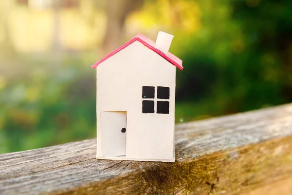 Casa Modelo Miniatura Juguete Blanco Fondo Madera Cerca Fondo Verde — Foto de Stock