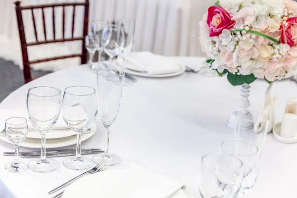 Juego Mesa Elegante Para Cena Con Composición Floral Restaurante Fondo — Foto de Stock