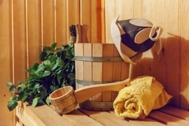 İçişleri, geleneksel sauna aksesuarları, süpürge kepçesi kepçeli şapka havlusuyla Finlandiya sauna sauna saunası detaylarını anlatıyor. Geleneksel eski Rus hamamı SPA konsepti. Rahatlayın köy banyosu konsepti